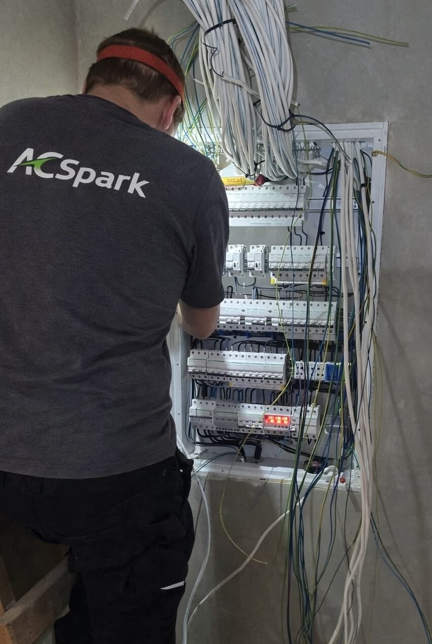 Elektroinstalācijas darbi sadalnē