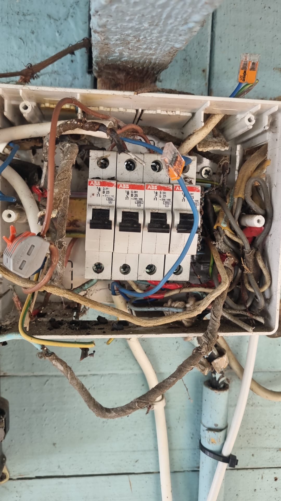 Nekārtīga sadalne — iemesls, kāpēc noder iepriekšēja elektroinstalācijas pārbaude